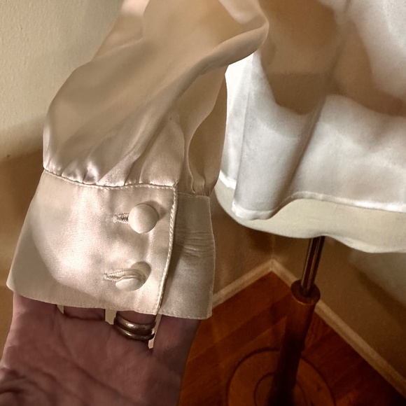 Elegant Cream Silk Blouse w/ Cutwork Lace & Soft Pleats - A Classic - Sz. L - Picture 10 of 12